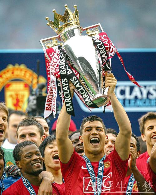 英超传奇罗比-萨维奇执教首秀，率队勇夺英格兰第七级联赛冠军成功升级